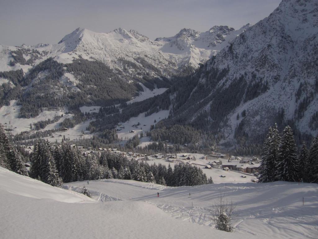 Aparthotel 333 mit Schwimmbad Kleinwalsertal v zime