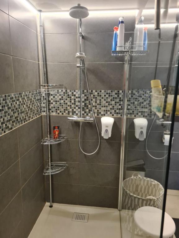 Koupelna v ubytování frontaal gelijkvloers seaview 80m² 2 slp