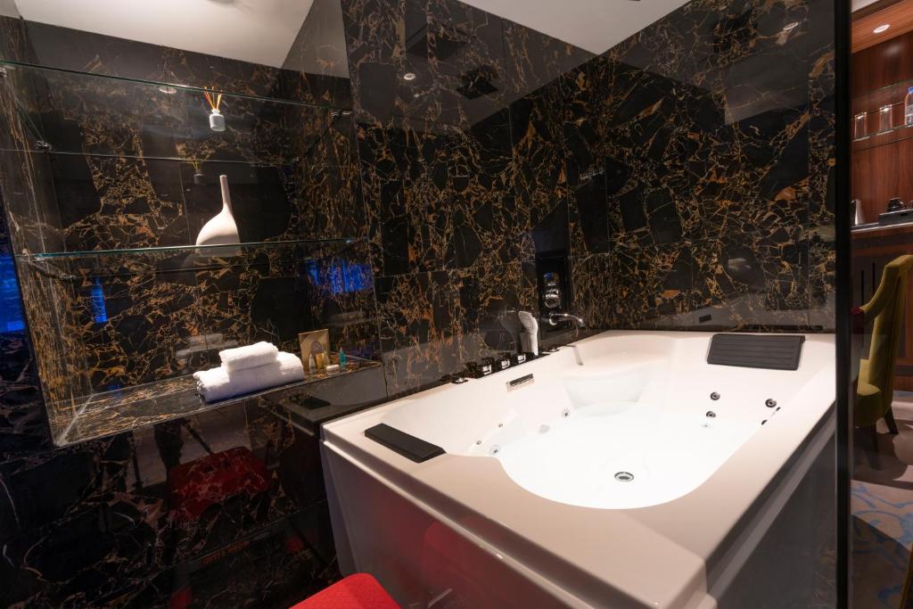 Koupelna v ubytování Najm aris hotel