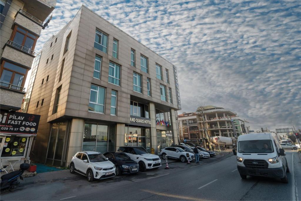 una calle con coches estacionados frente a un edificio en Grand Quars Hotel en Avcılar