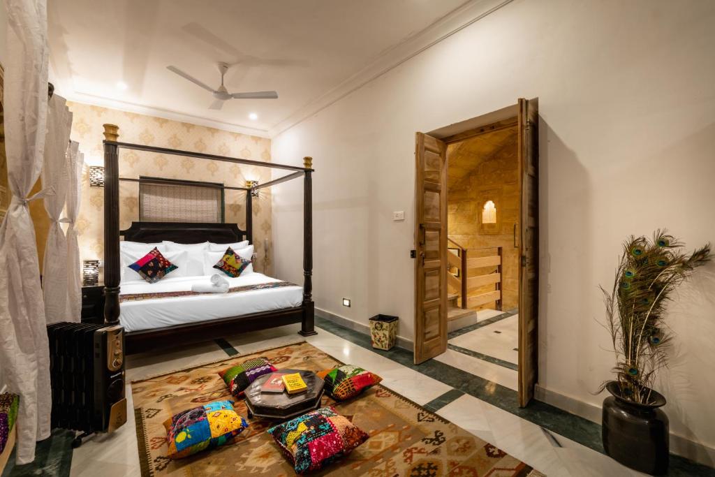 Postel nebo postele na pokoji v ubytování Hotel Meri Haveli