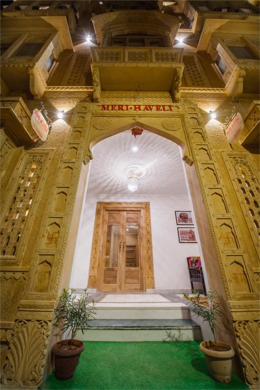 Bazén v ubytování Hotel Meri Haveli nebo v jeho okolí