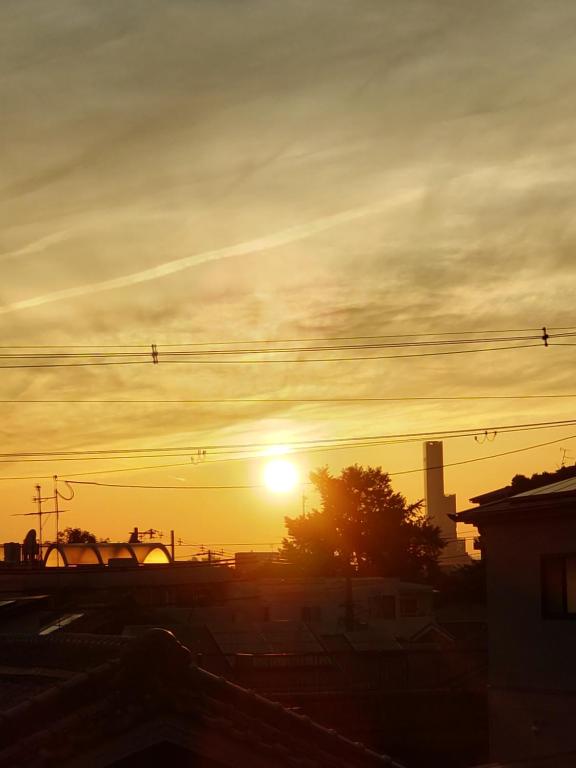 Východ nebo západ slunce při pohledu z hostelu nebo okolí