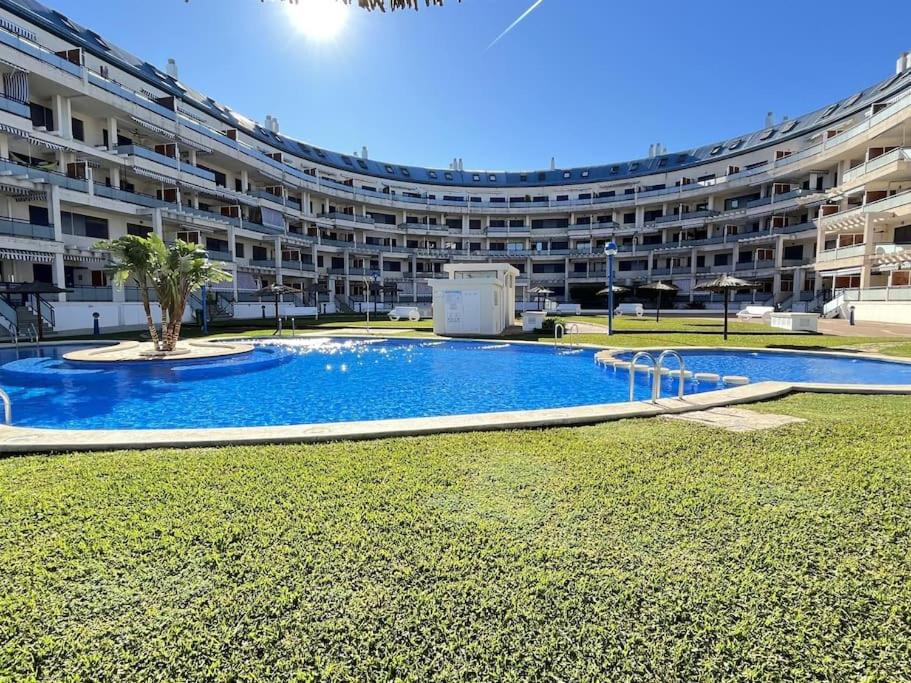 um grande edifício de apartamentos com uma grande piscina em Sueños del Mar 1 By Alquileres El Conserje em Denia