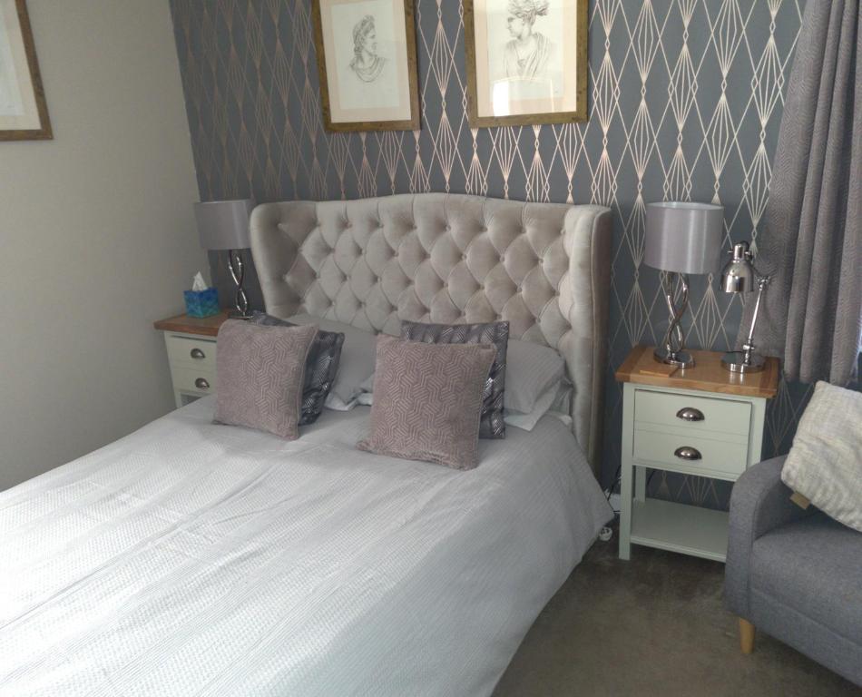 Anchor House - Double Room With Private Bathroom