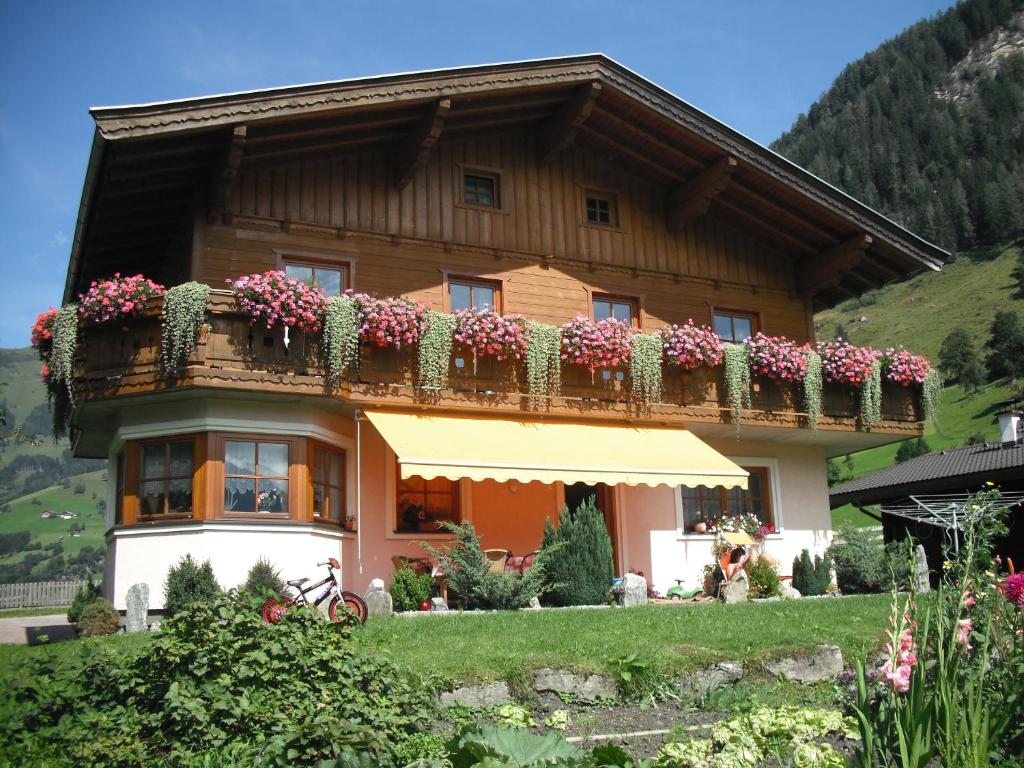 een huis met een balkon met bloemen erop bij Haus Manuela sonnige Aussicht mit Bergpanorama inkl NATIONALPARK CARD in Rauris