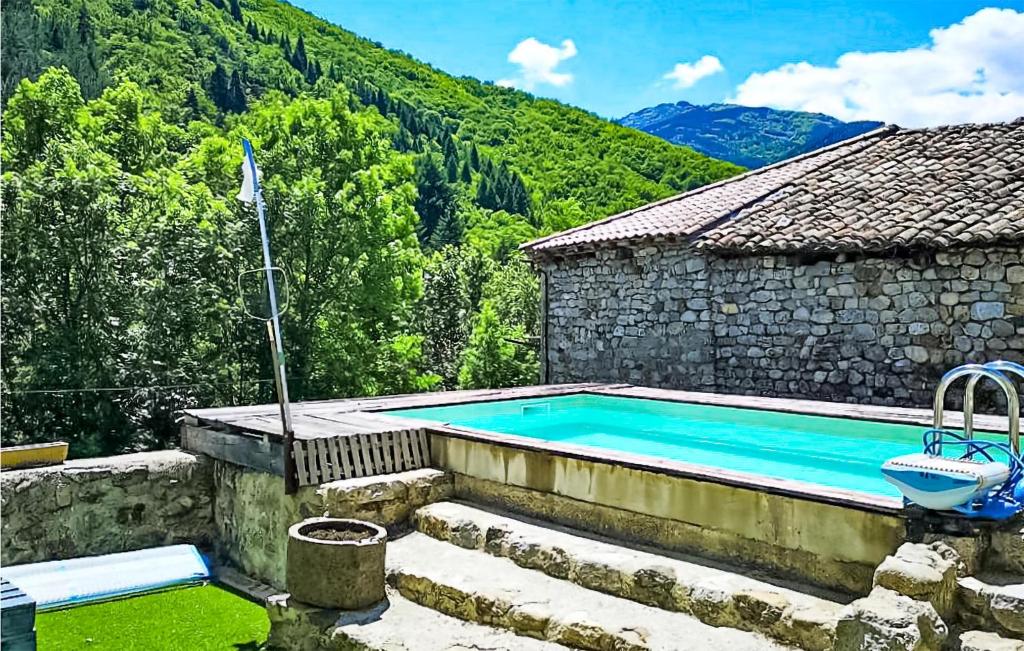 バルナにあるGorgeous Home In Barnas With Private Swimming Pool, Can Be Inside Or Outsideの山中のスイミングプール付き家