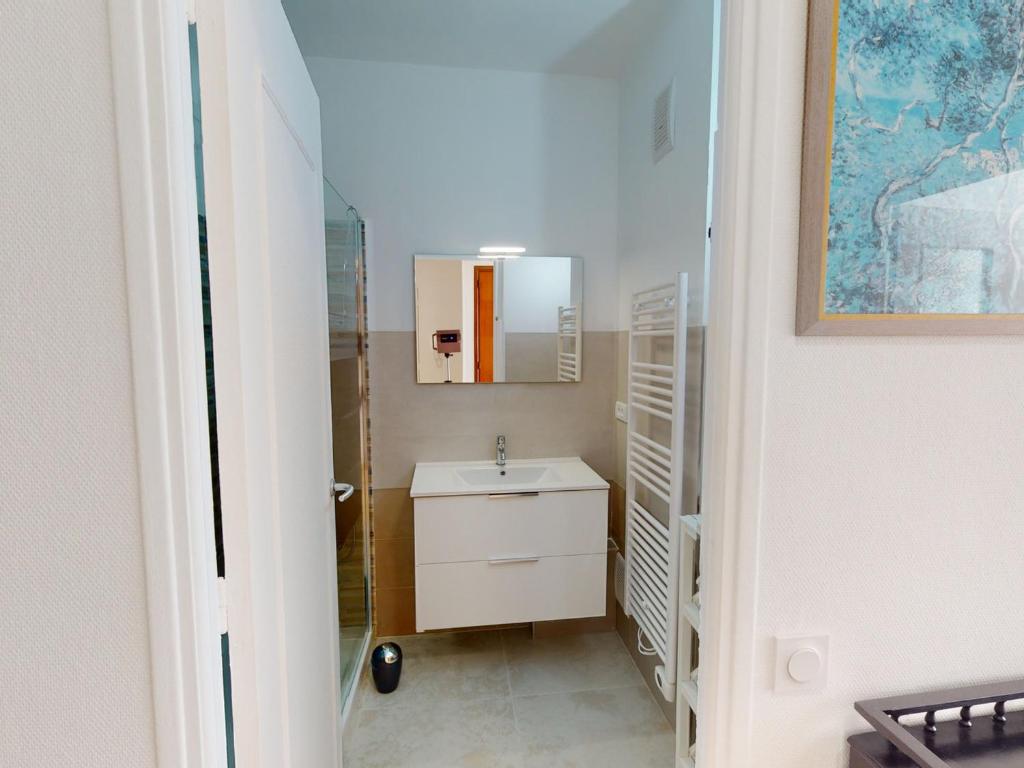 Ein Badezimmer in der Unterkunft Appartement Menton, 2 pi&egrave;ces, 4 personnes - FR-1-196-222