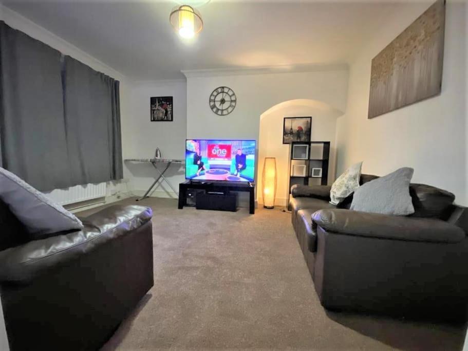 Holiday home 3 Bedroom House Heathway station, Dagenham, UK