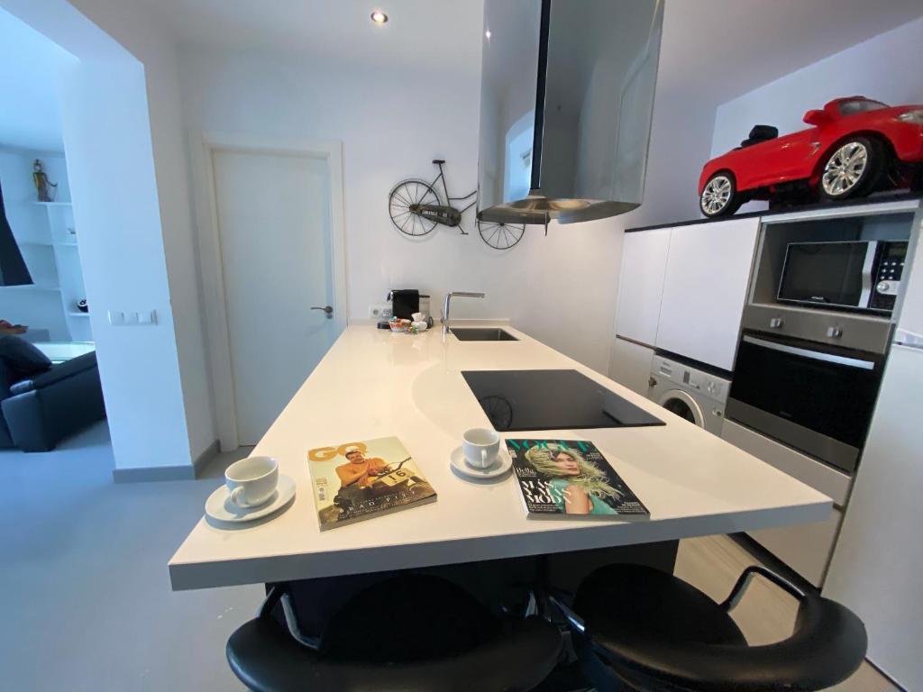 A kitchen or kitchenette at Apartamento en Madrid Rio con Parking Gratuito