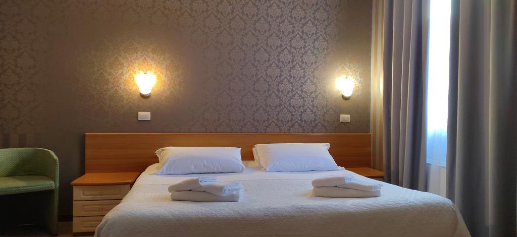 A bed or beds in a room at Hotel Nuovo Rondò