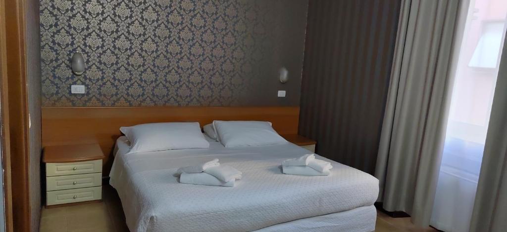 A bed or beds in a room at Hotel Nuovo Rondò
