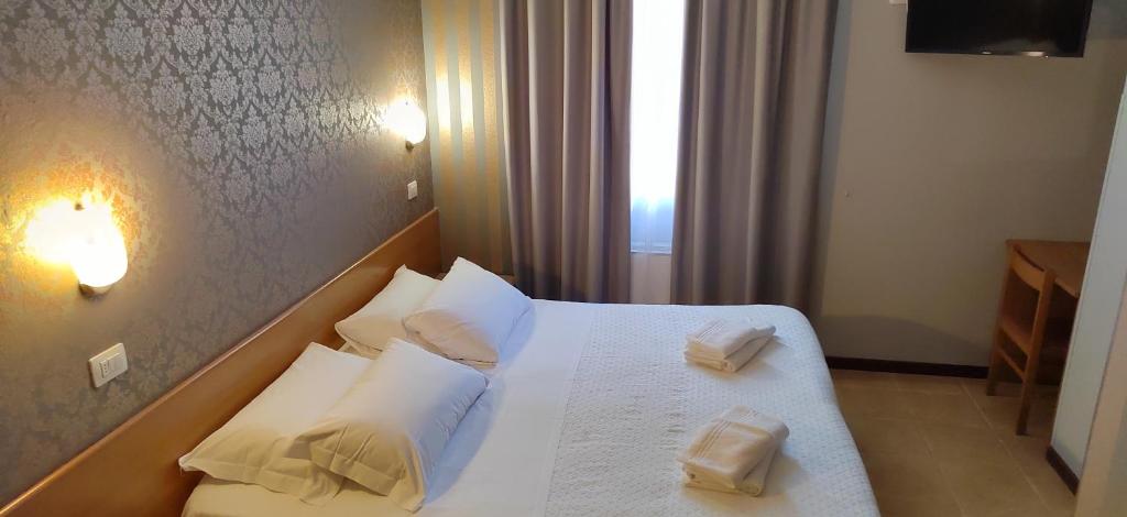 A bed or beds in a room at Hotel Nuovo Rondò