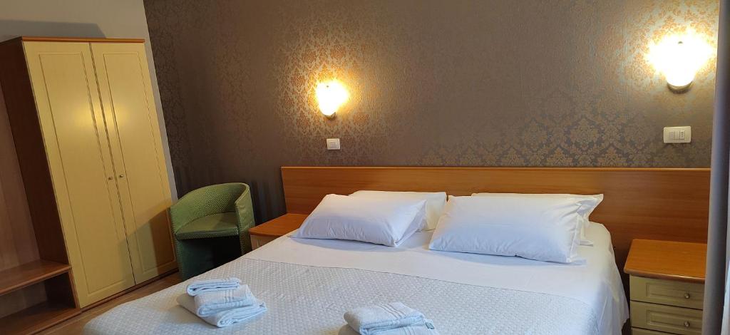 A bed or beds in a room at Hotel Nuovo Rondò