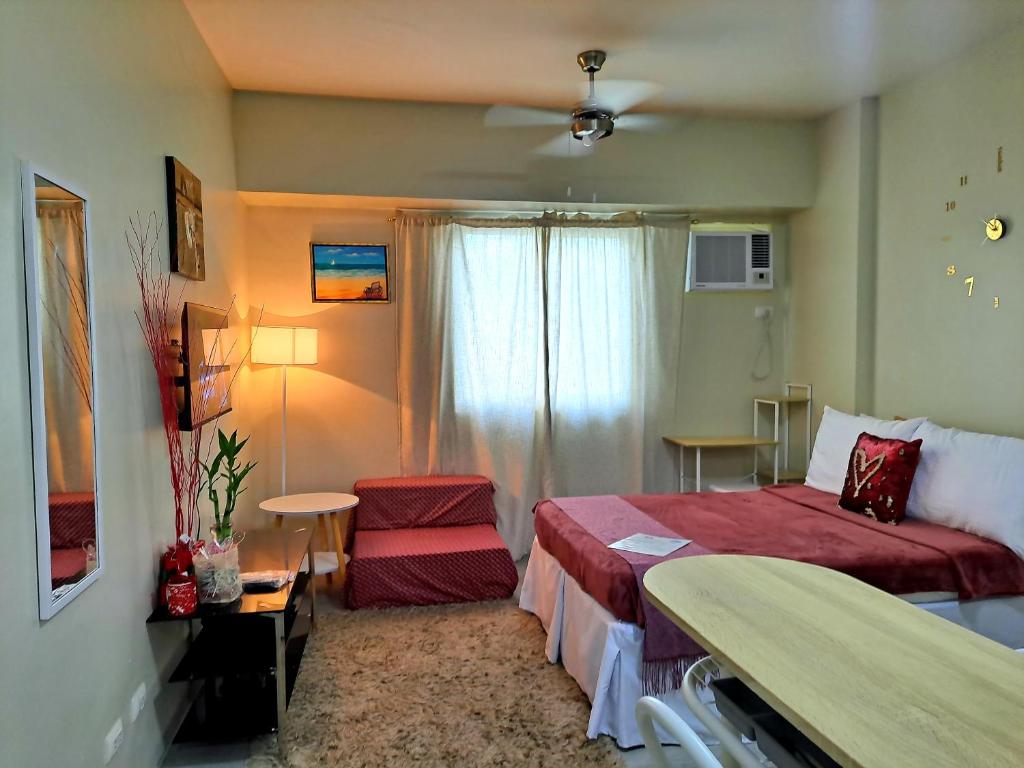 a hotel room with a bed and a window at Amaia Steps Altaraza by GEMcondotel JAMYATZ HOMESTAY in Tunkong Manga