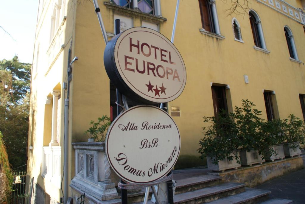 un cartello di fronte a un hotel europeo di Hotel Europa a Perugia