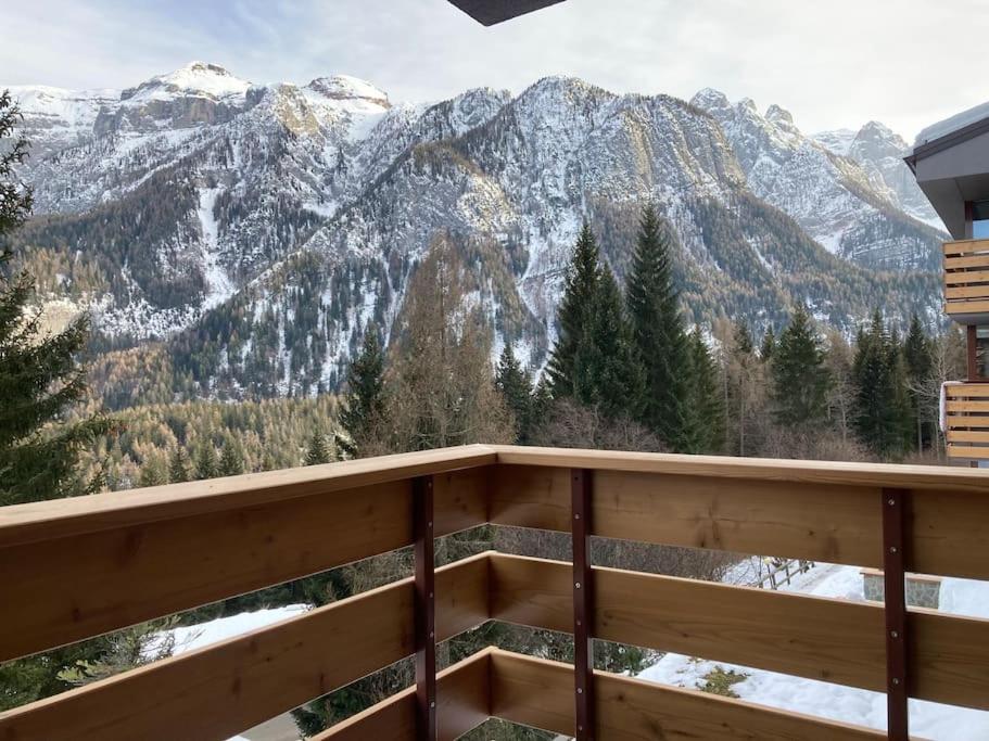 a balcony with a view of a mountain at Residence Larici Belvedere in Folgarida