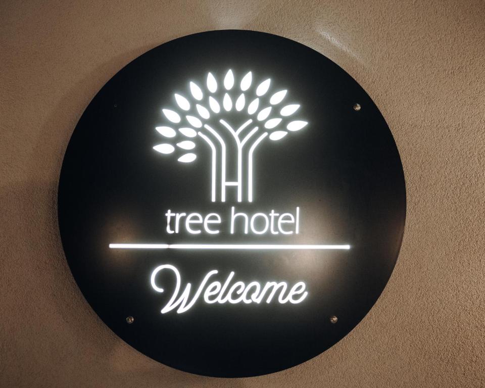 Certifikát, hodnocení, plakát nebo jiný dokument vystavený v ubytování Tree Hotel