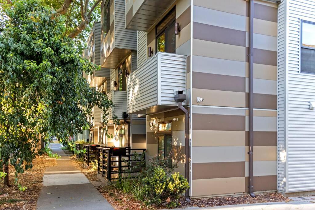 Luxurious Brownstone Retreat - Walk to DT/Golden1 - Housity