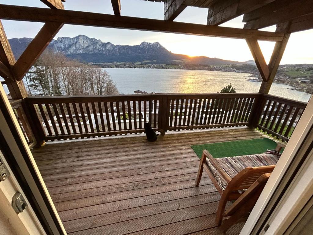 a balcony with a view of a lake and mountains at Ferienwohnung Lechnerhof in Tiefgraben