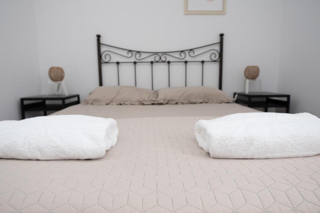 een slaapkamer met een bed met twee witte kussens erop bij 4 Mares Apartamentos C in Loredo