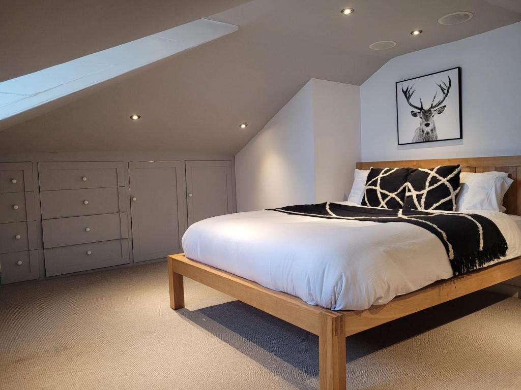 una camera da letto con letto king-size in mansarda di Sea View Sandgate a Sandgate