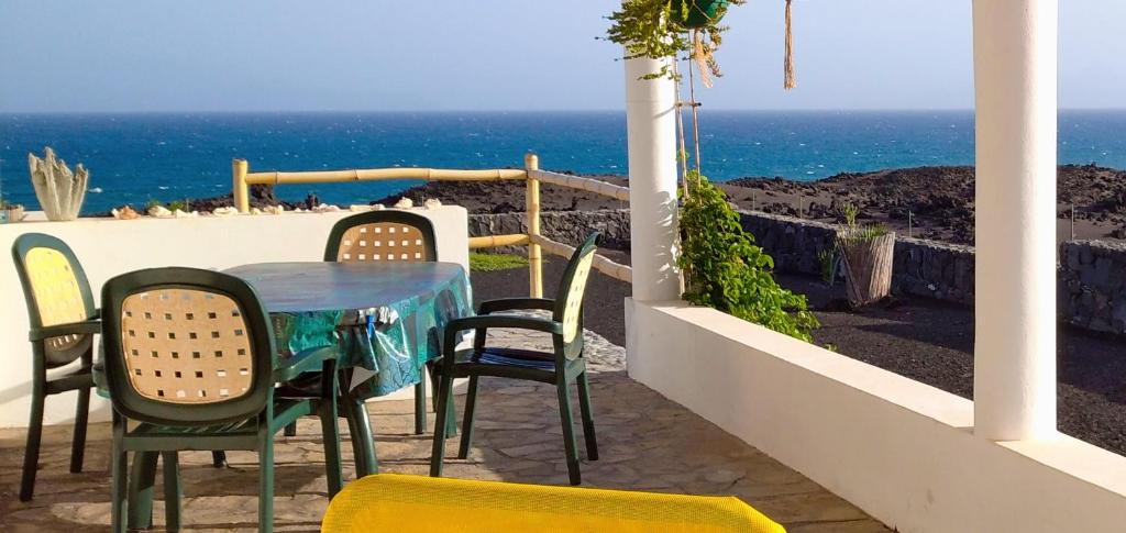 a table and chairs on a patio overlooking the ocean at Casa Branca in Porto Novo
