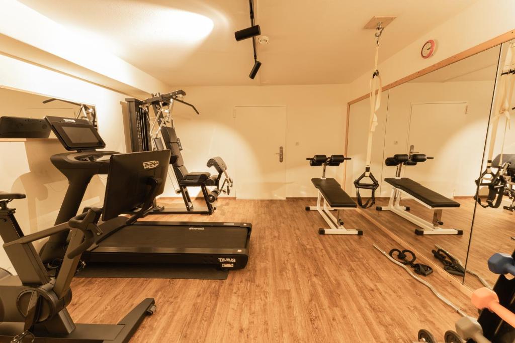 Fitness centrum a/nebo fitness zařízení v ubytování Aparthotel Dorfplatzl Garni