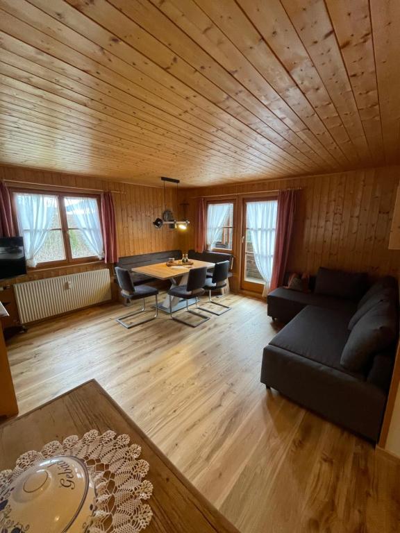 uma sala de estar com um sofá e uma mesa em Appartement Melinda Ebnit em Dornbirn