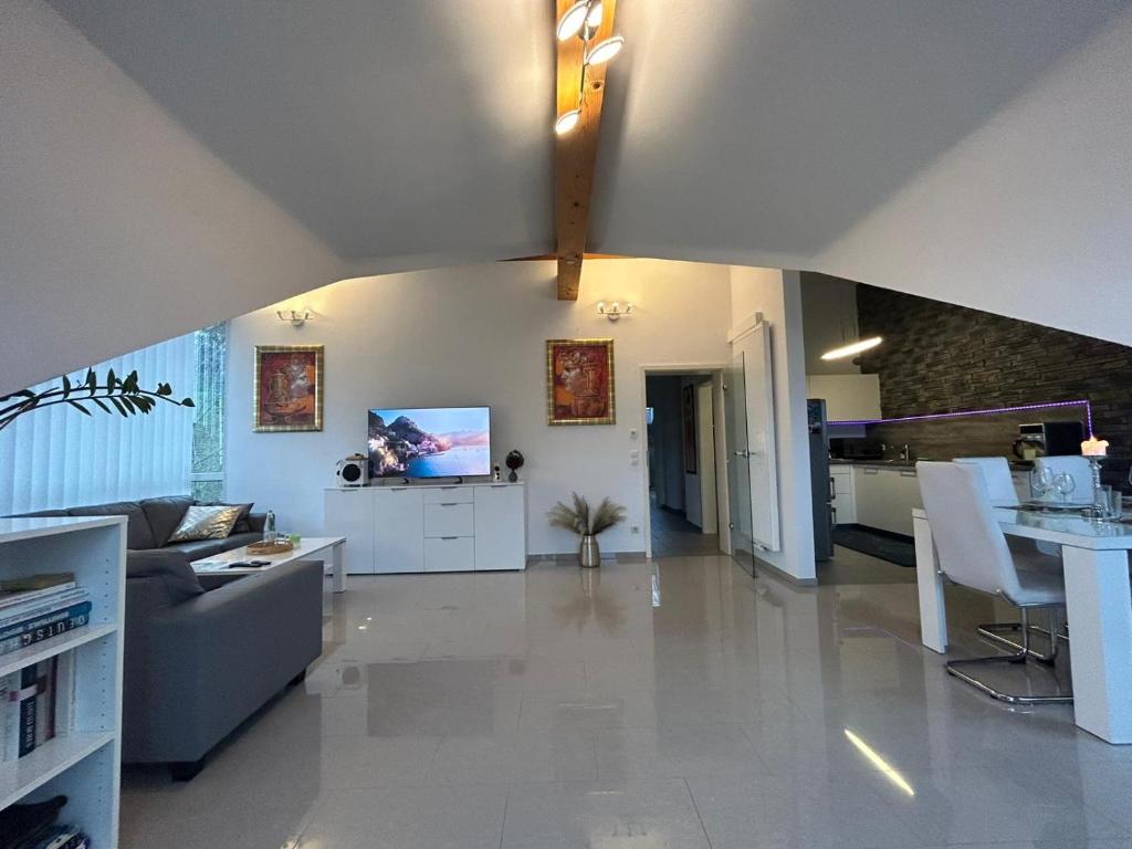 una sala de estar con un sofá y una mesa en A&D Ferienwohnung Elsasser Blick - Bühlertal bei Bühl, Baden-Baden & Schwarzwald, en Bühlertal