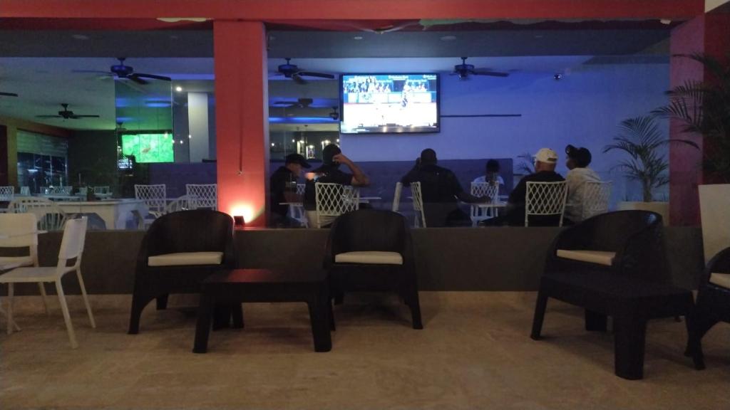 TV a/nebo společenská místnost v ubytování Plaza Coral Hotel