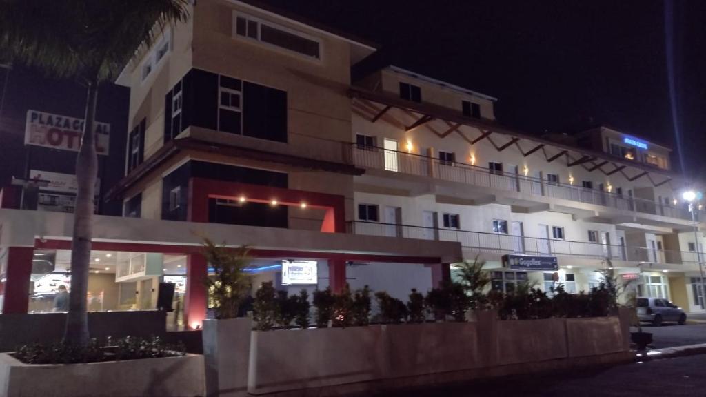 蓬塔卡納的住宿－珊瑚廣場酒店，一座大型建筑,在晚上前有栅栏