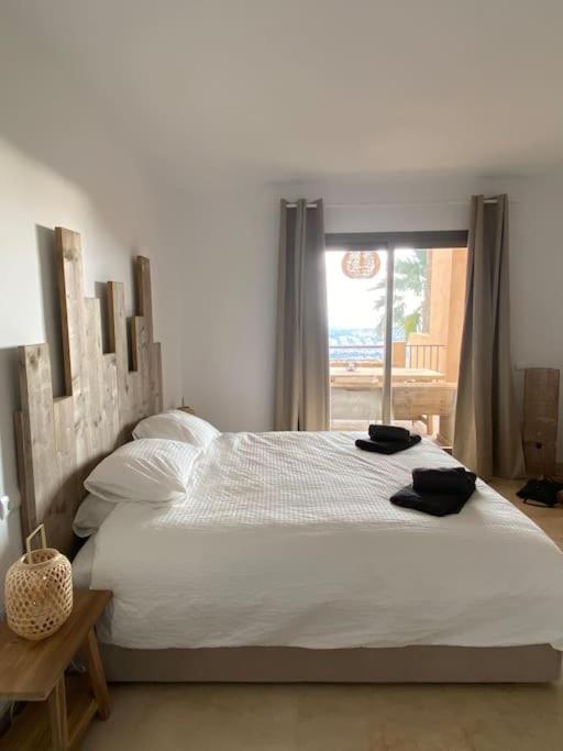 Posteľ alebo postele v izbe v ubytovaní Elegant apartment, stunning views, fully renovated in la Hacienda del Senorio de Cifuentes