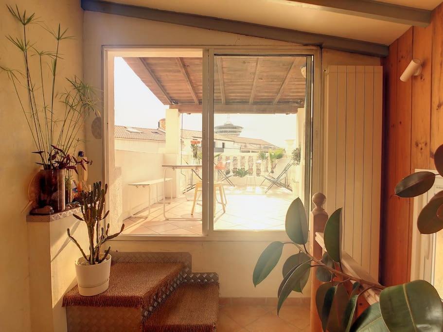 a room with a window with a view of a patio at Rare maison à 50m de la plage. Grande terrasse vue mer. in Palavas-les-Flots