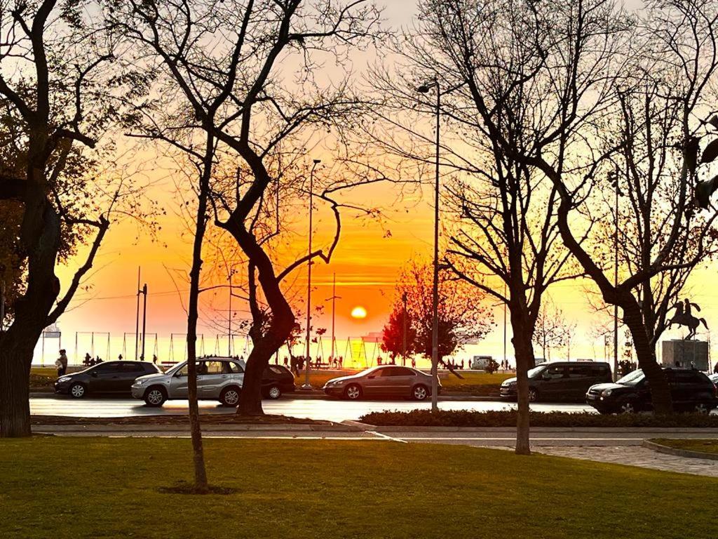 - un groupe de voitures garées sur un parking au coucher du soleil dans l'établissement Time Suit Thessaloniki, à Thessalonique