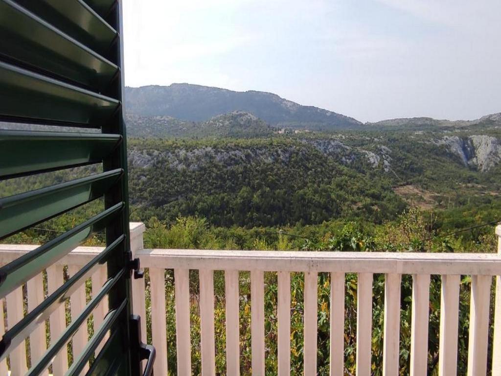 un balcone di una casa con vista sulle montagne di Holiday Home Carević jacuzzi a Gornja Brela