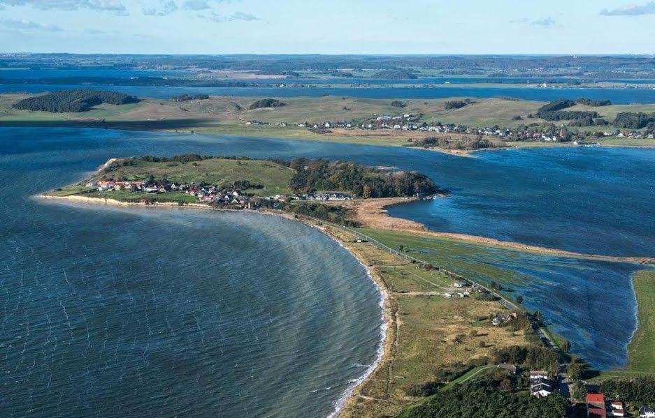 an aerial view of a small island in the water at FW-Seestern-3-Personen in Klein Zicker