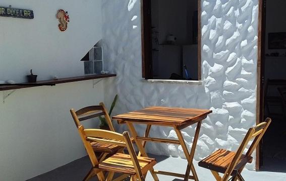 - une table en bois et 2 chaises dans une chambre dans l'établissement Chale Canoa Beach, à Canoa Quebrada