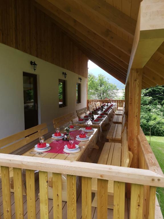 Restaurace v ubytování Turistična Kmetija Zgornji Zavratnik