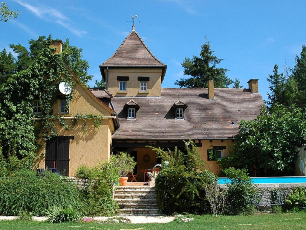 een groot huis met een klokkentoren erop bij Villa les Bois 10 pers in Bouzic