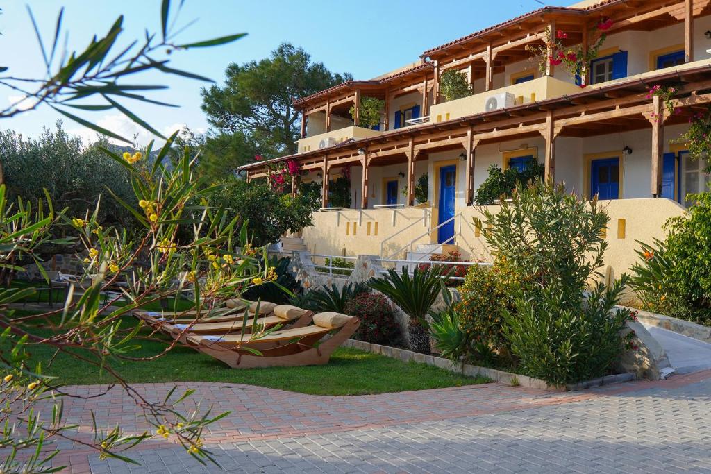 un gran edificio con un jardín delante de él en Paradise Apartments, en Ferma