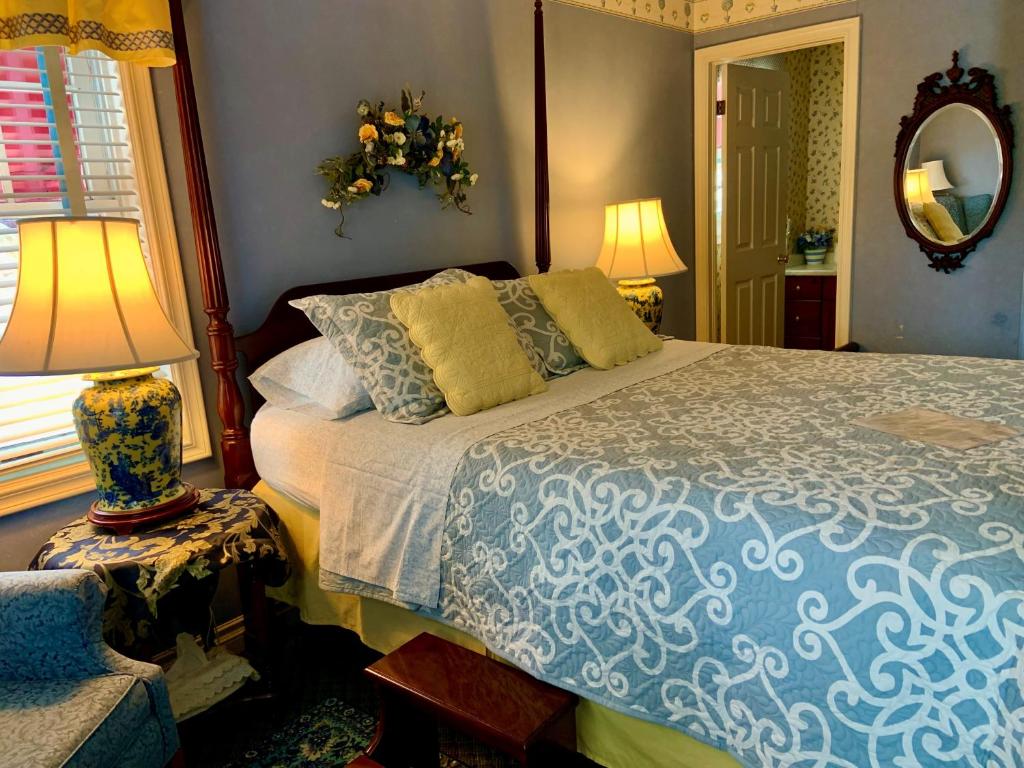 Uma cama ou camas num quarto em WeatherPine Inn
