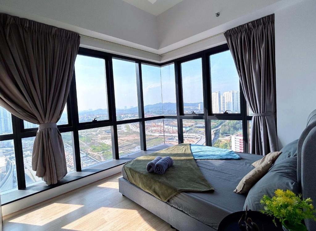 una camera con un letto di fronte a una grande finestra di FREE Parking Revo 2Room Rooftop Pool L21 a Kuala Lumpur
