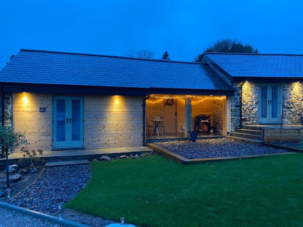 uma casa com um pátio e uma casa com luzes em Rural Retreat in Devon em Plymouth