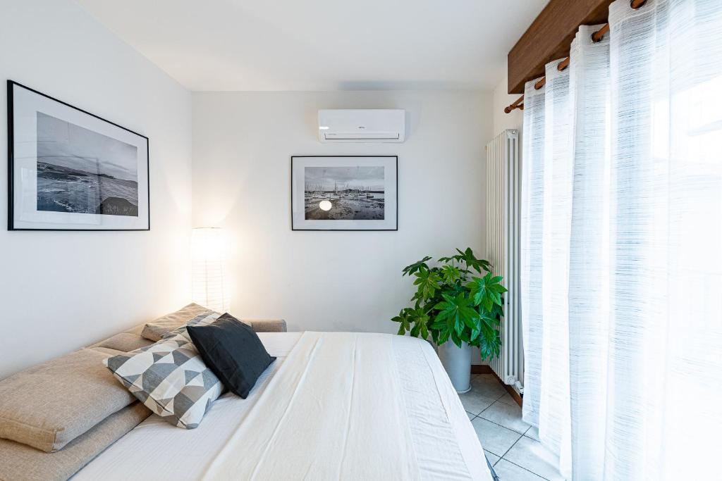 A bed or beds in a room at [CANTU-COMO] WiFi, Design & Relax