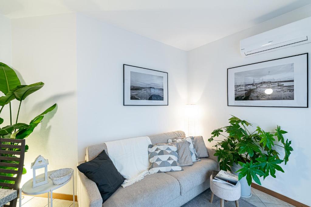 A seating area at [CANTU-COMO] WiFi, Design & Relax