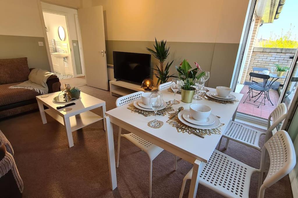 Top Floor Flat With Balcony! (Long Stays), Laindon Updated