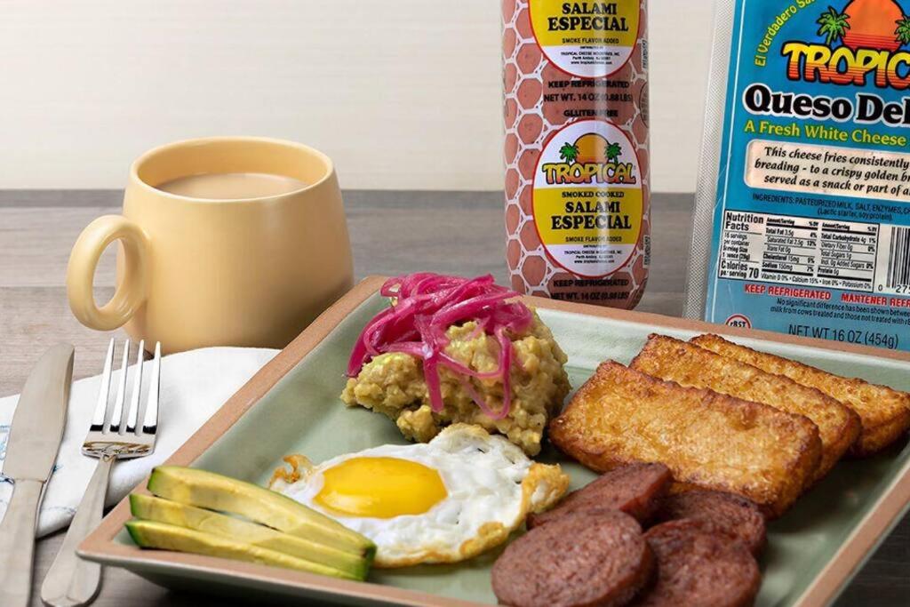talerz śniadaniowy z jajeczkami, kiełbasą i tostem w obiekcie The Short STOP free Breakfast private Apartment w mieście Monte Plata