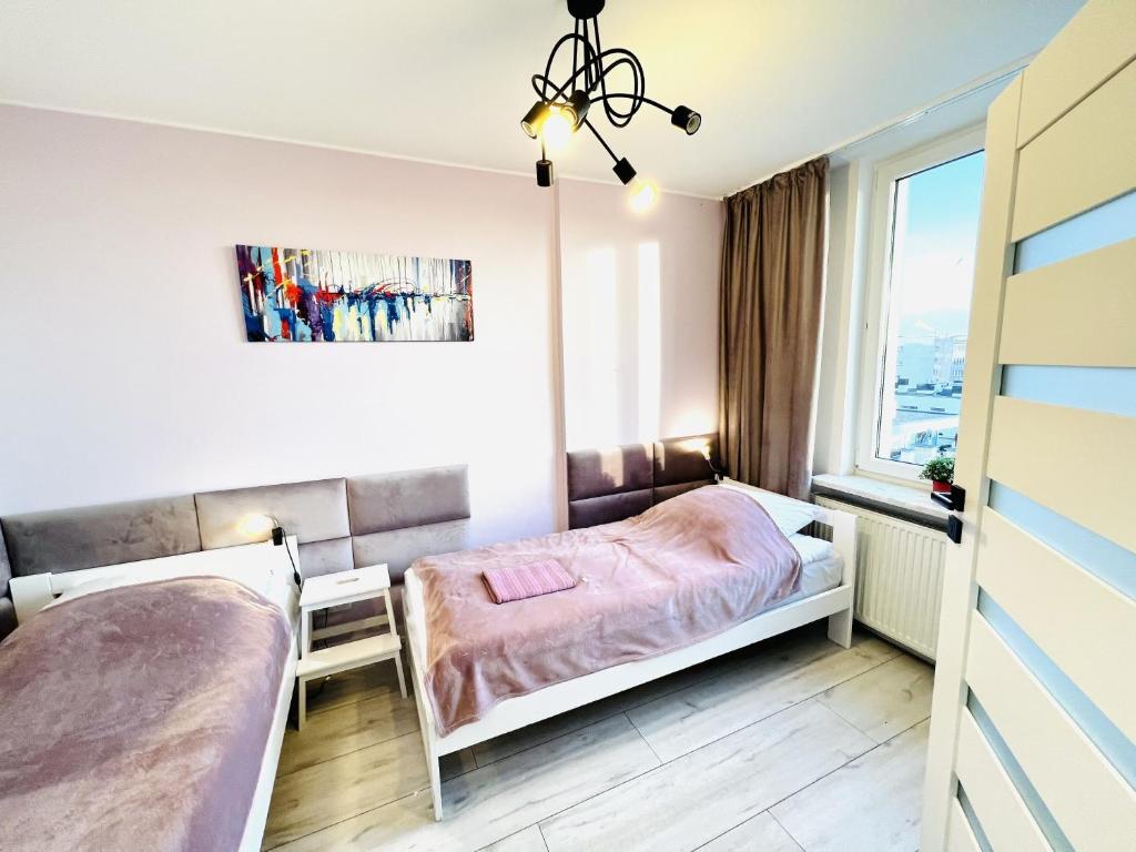 Posteľ alebo postele v izbe v ubytovaní WARSZAWA CENTER POWIŚLE 3 rooms 10th floor view