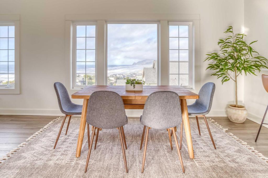 リンカーンシティにあるHilltop Views Guest Houseのダイニングルーム(木製テーブル、椅子4脚付)